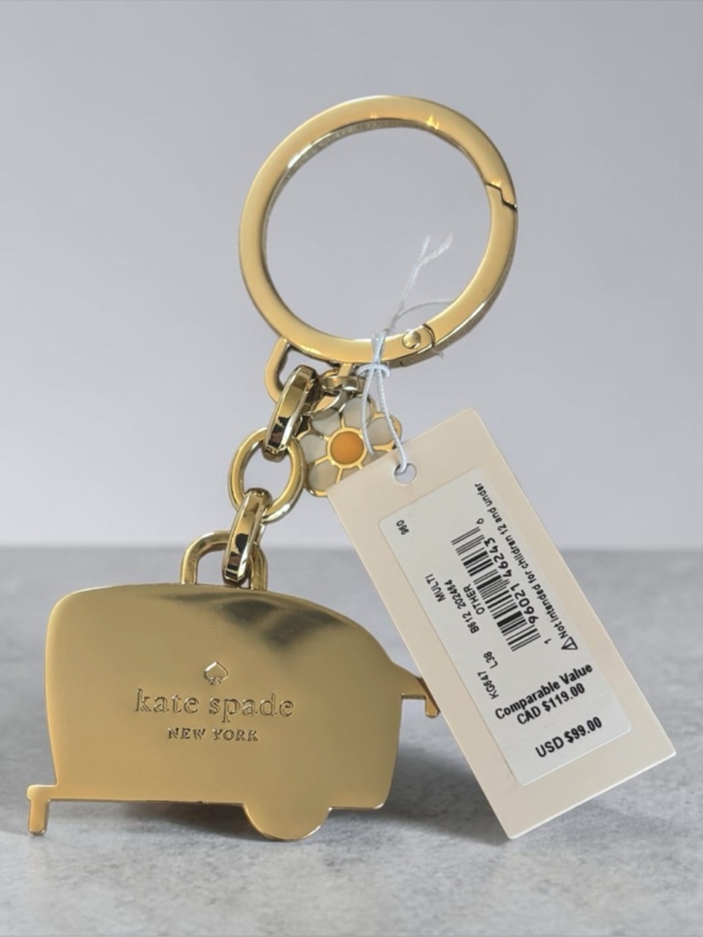 Kate Spade NWT Day Tripper camper  Keychain with Daisy Charm - Picture 2 of 3